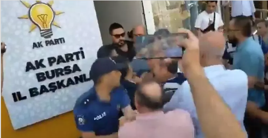 Foto - İYİ Parti'den kötü provokasyon! Polise saldırdılar! AK Parti'den çok sert tepki