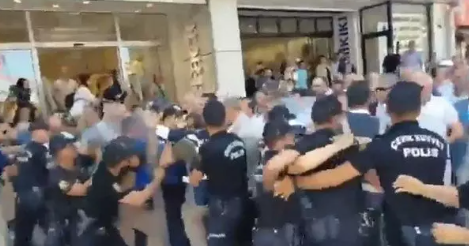 Foto - İYİ Parti'den kötü provokasyon! Polise saldırdılar! AK Parti'den çok sert tepki