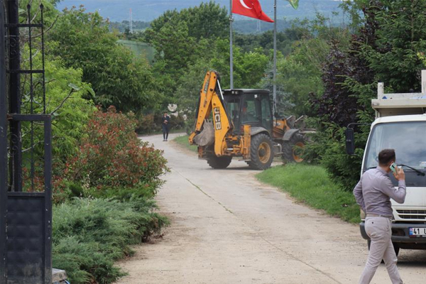 Foto - İYİ Partili Türkkan'ın kaçak çiftlik rezaleti! Tahliye başladı