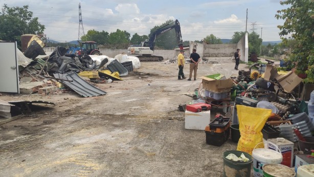 Foto - İYİ Partili Türkkan'ın ortağı olduğu şirkete ait kaçak yapılar yıkıldı