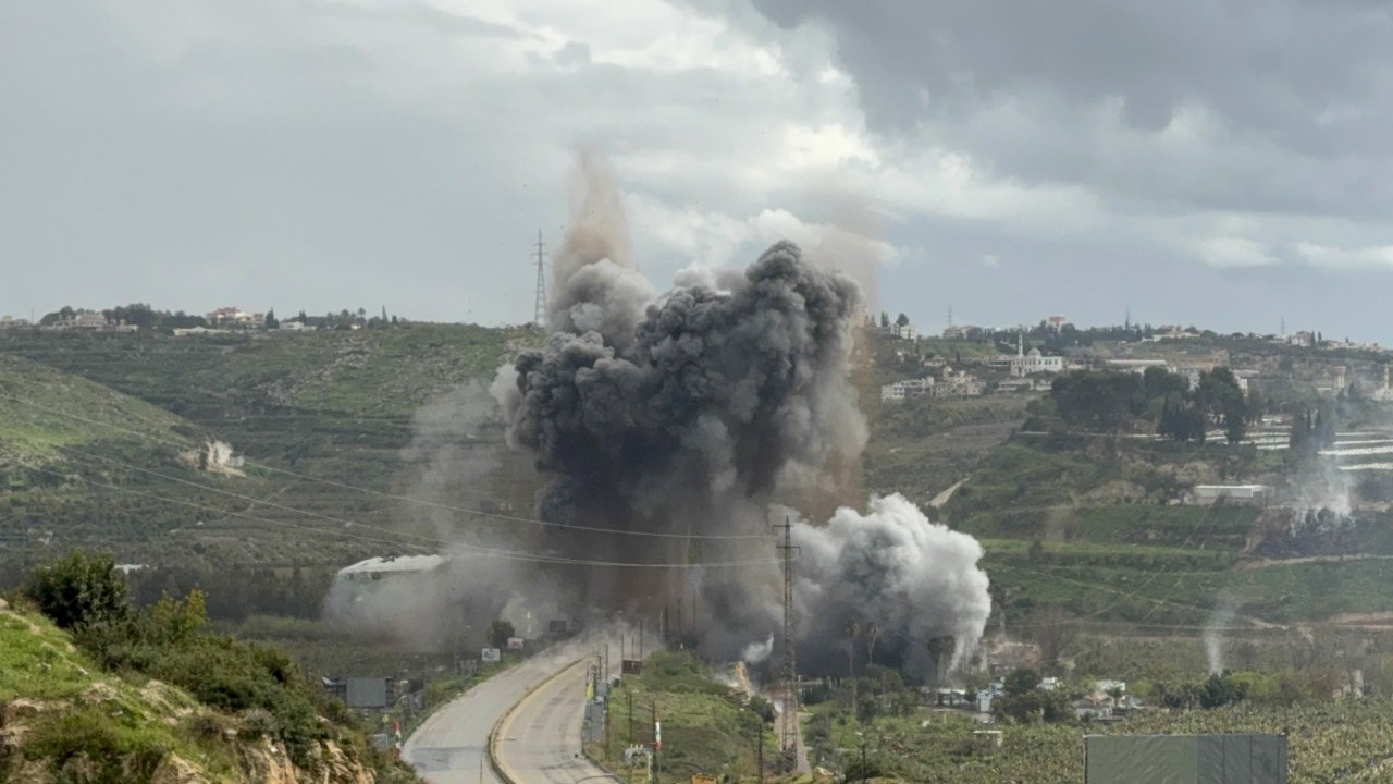 İyice köşeye sıkışan azgın Siyonistler çıldırdı! O köprüye bomba yağdırdı... 