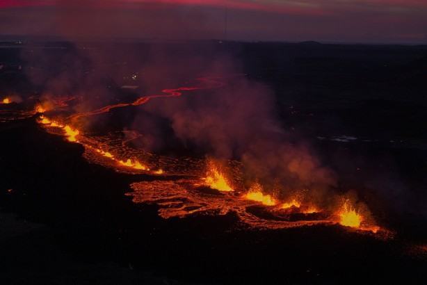 İzlanda'da yanardağ patladı, evler resmen küle döndü! Lavlar kasabaya dere gibi böyle aktı! İşte kıyamet sahnelerini aratmayan o dehşet verici görüntüler