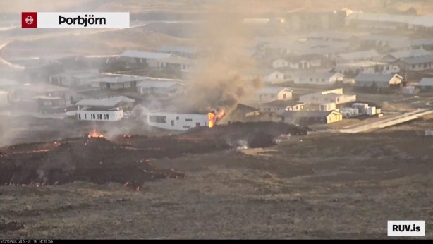 Foto - İzlanda'da yanardağ patladı, evler resmen küle döndü! Lavlar kasabaya dere gibi böyle aktı! İşte kıyamet sahnelerini aratmayan o dehşet verici görüntüler