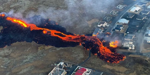 Foto - İzlanda'da yanardağ patladı, evler resmen küle döndü! Lavlar kasabaya dere gibi böyle aktı! İşte kıyamet sahnelerini aratmayan o dehşet verici görüntüler