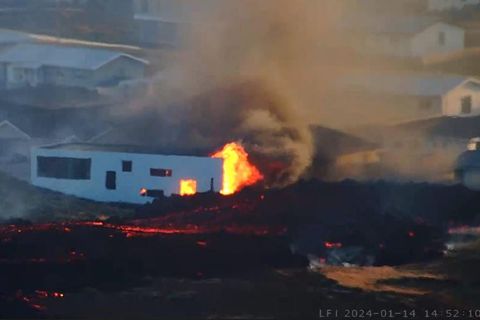 Foto - İzlanda'da yanardağ patladı, evler resmen küle döndü! Lavlar kasabaya dere gibi böyle aktı! İşte kıyamet sahnelerini aratmayan o dehşet verici görüntüler