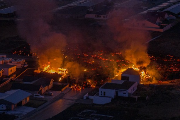 Foto - İzlanda'da yanardağ patladı, evler resmen küle döndü! Lavlar kasabaya dere gibi böyle aktı! İşte kıyamet sahnelerini aratmayan o dehşet verici görüntüler