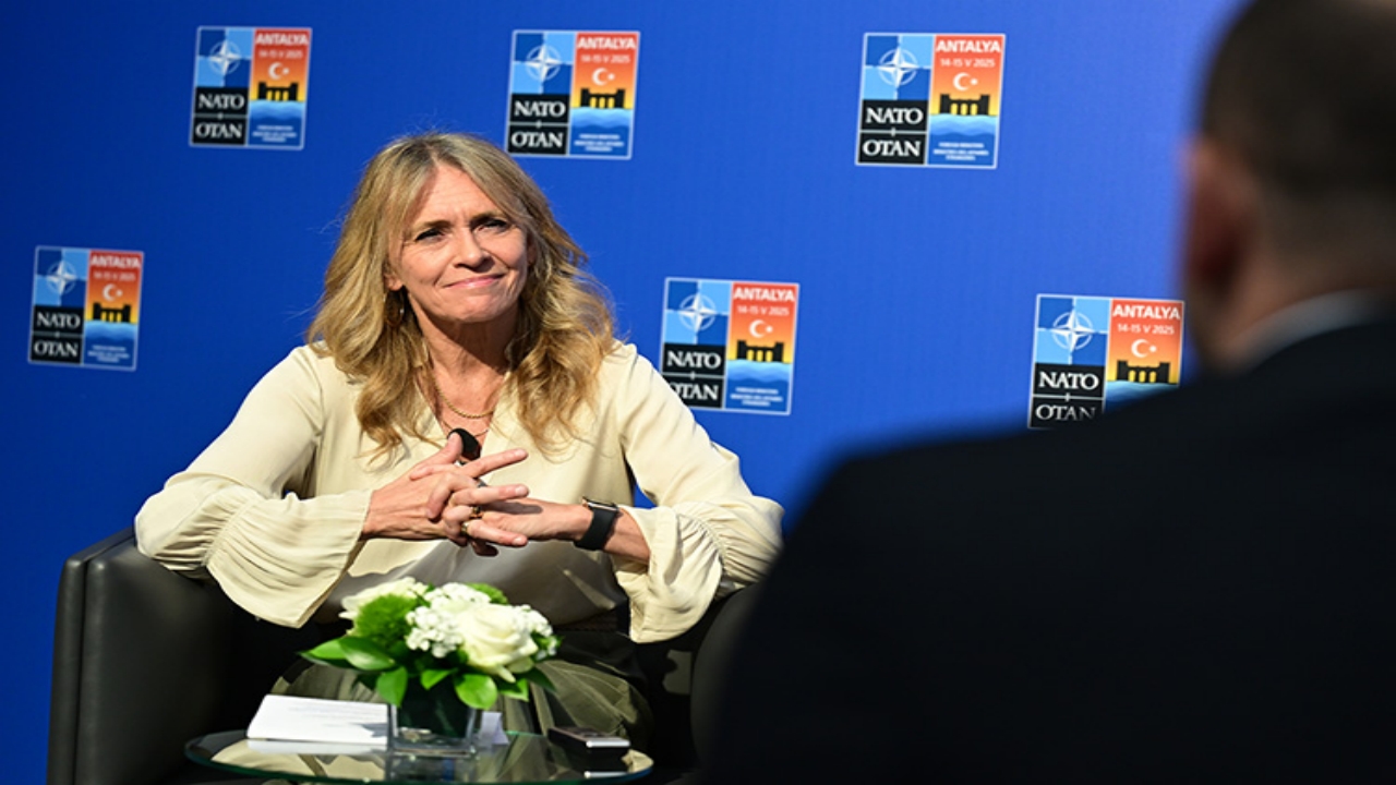 Foto - İzlandalı bakan, içimizdeki Erdoğan düşmanlarına resmen "nanik" yaptı! Kapak öyle olmaz, böyle olur