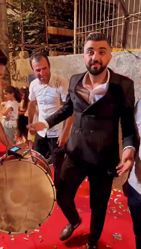 Foto - İzlenme rekorları kıran görüntüler Bahşiş koparmak için bunu da yaptı