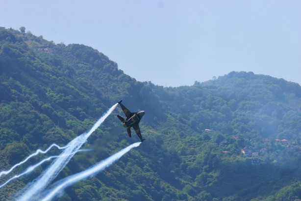 İzleyenlerin nefesini kesti! SOLOTÜRK'ten muhteşem gösteri