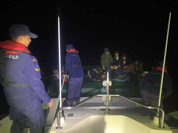 Foto - İzmir açıklarında 103 düzensiz göçmen yakalandı, 7 düzensiz göçmen kurtarıldı