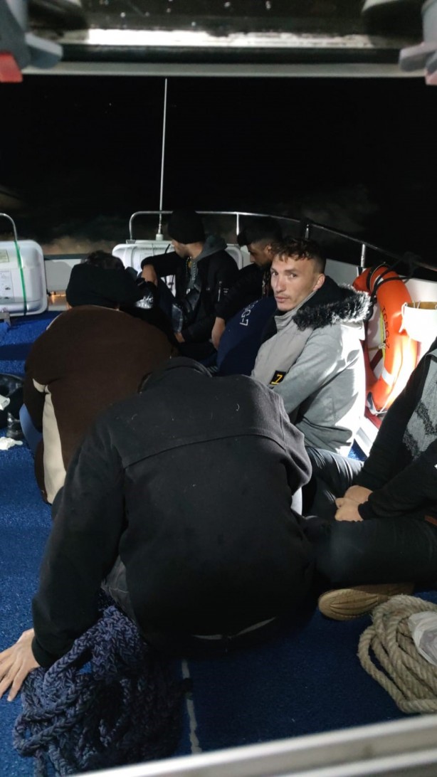 Foto - İzmir açıklarında 103 düzensiz göçmen yakalandı, 7 düzensiz göçmen kurtarıldı