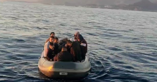 Foto - İzmir açıklarında 103 düzensiz göçmen yakalandı, 7 düzensiz göçmen kurtarıldı