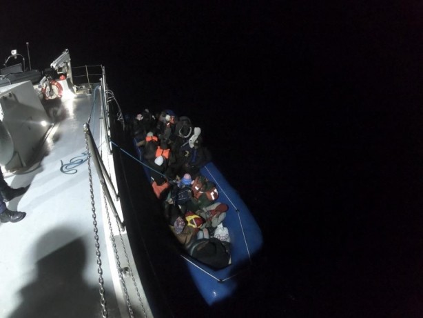 İzmir açıklarında 143 göçmen kurtarıldı, 31 göçmen yakalandı
