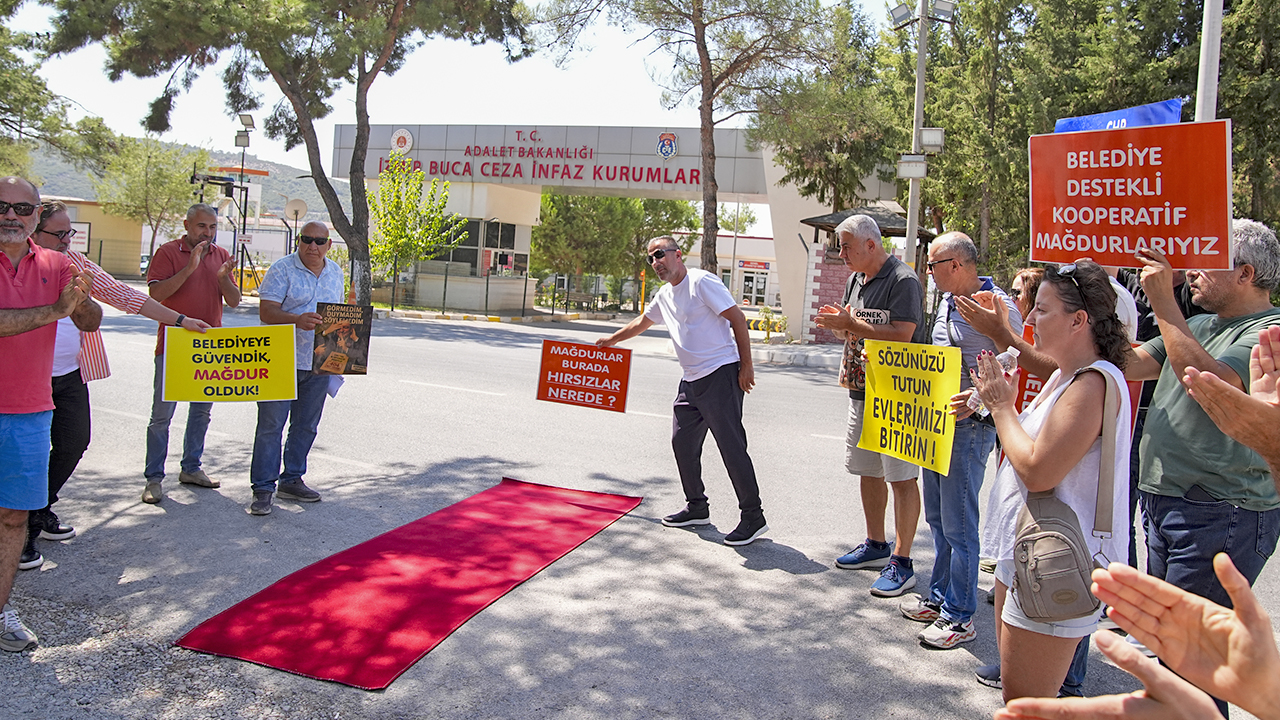 Foto - İzmir Büyükşehir Belediyesi’nin konut mağdurları cezaevi önünde ‘kırmızı halılı eylem’de haykırdı: Mağdurlar burada, hırsızlar nerede?