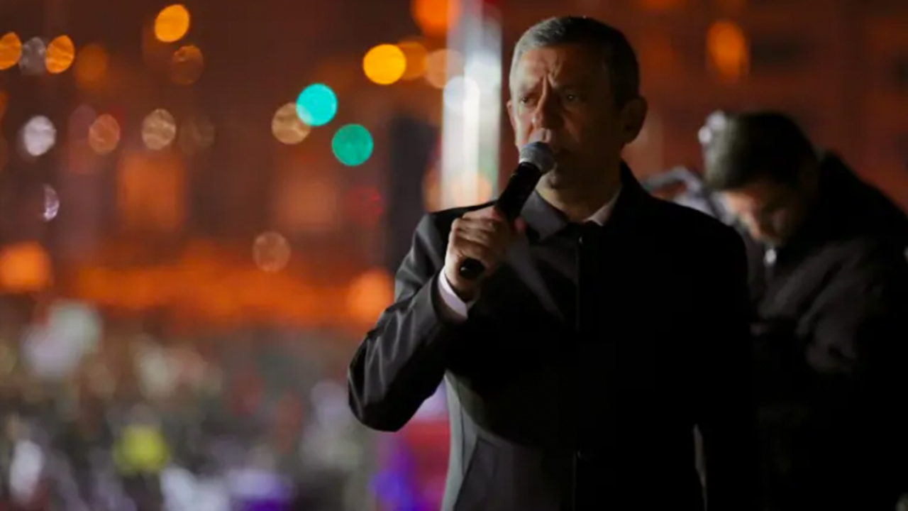 Foto - İzmir Büyükşehir Belediyesi’nin konut mağdurları cezaevi önünde ‘kırmızı halılı eylem’de haykırdı: Mağdurlar burada, hırsızlar nerede?