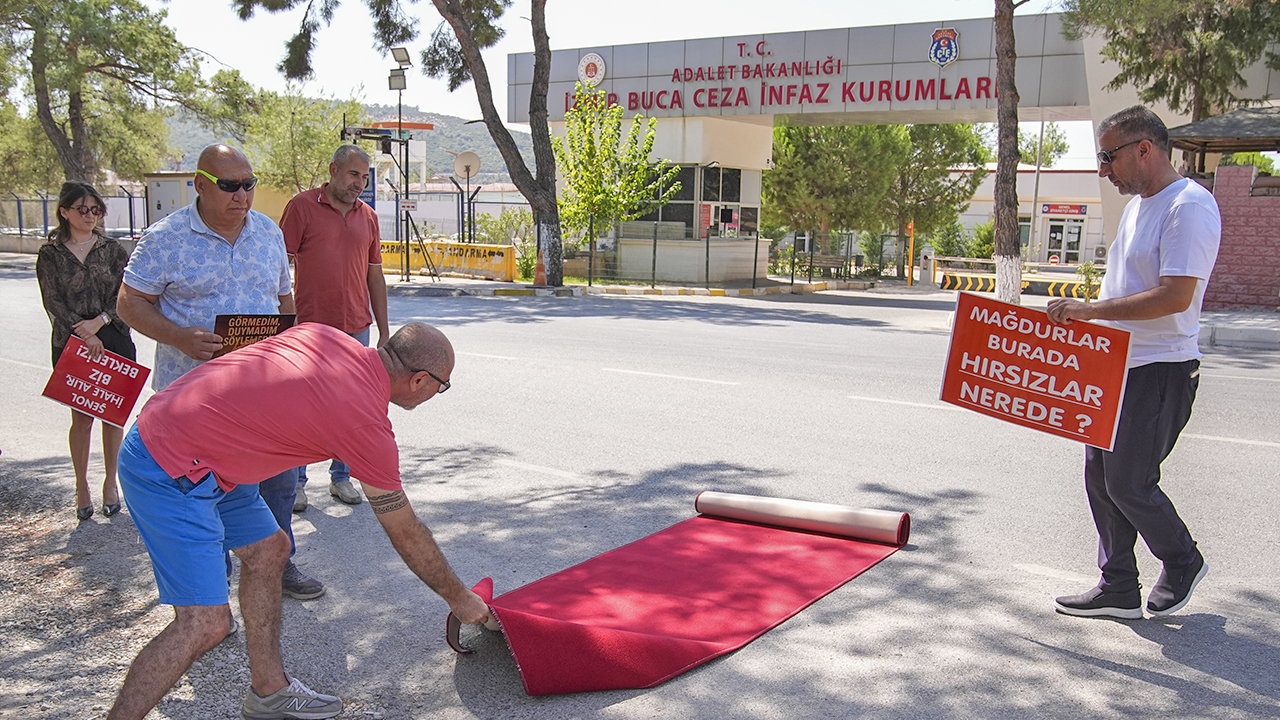 Foto - İzmir Büyükşehir Belediyesi’nin konut mağdurları cezaevi önünde ‘kırmızı halılı eylem’de haykırdı: Mağdurlar burada, hırsızlar nerede?
