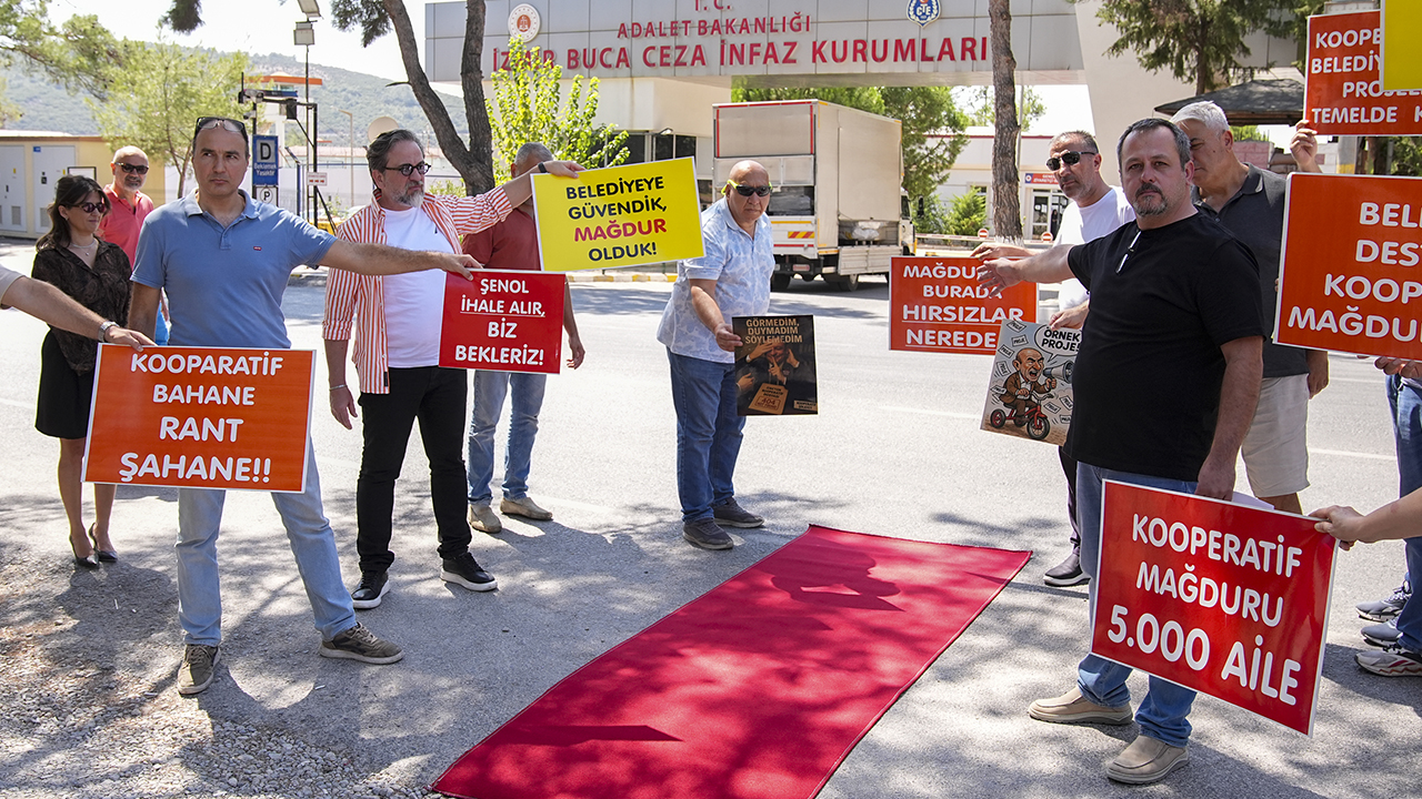 Foto - İzmir Büyükşehir Belediyesi’nin konut mağdurları cezaevi önünde ‘kırmızı halılı eylem’de haykırdı: Mağdurlar burada, hırsızlar nerede?