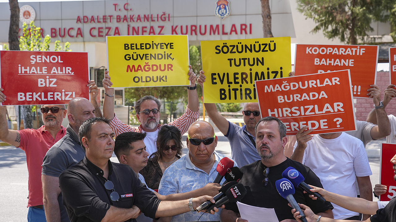 Foto - İzmir Büyükşehir Belediyesi’nin konut mağdurları cezaevi önünde ‘kırmızı halılı eylem’de haykırdı: Mağdurlar burada, hırsızlar nerede?