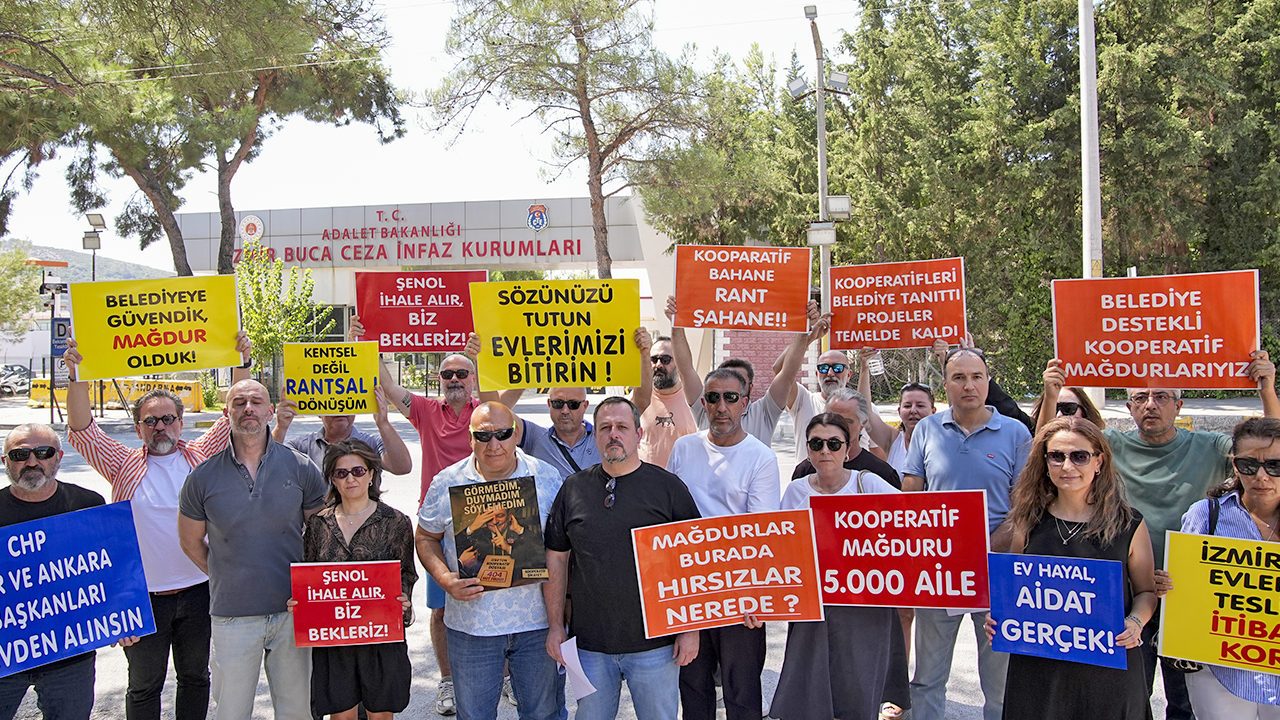 Foto - İzmir Büyükşehir Belediyesi’nin konut mağdurları cezaevi önünde ‘kırmızı halılı eylem’de haykırdı: Mağdurlar burada, hırsızlar nerede?