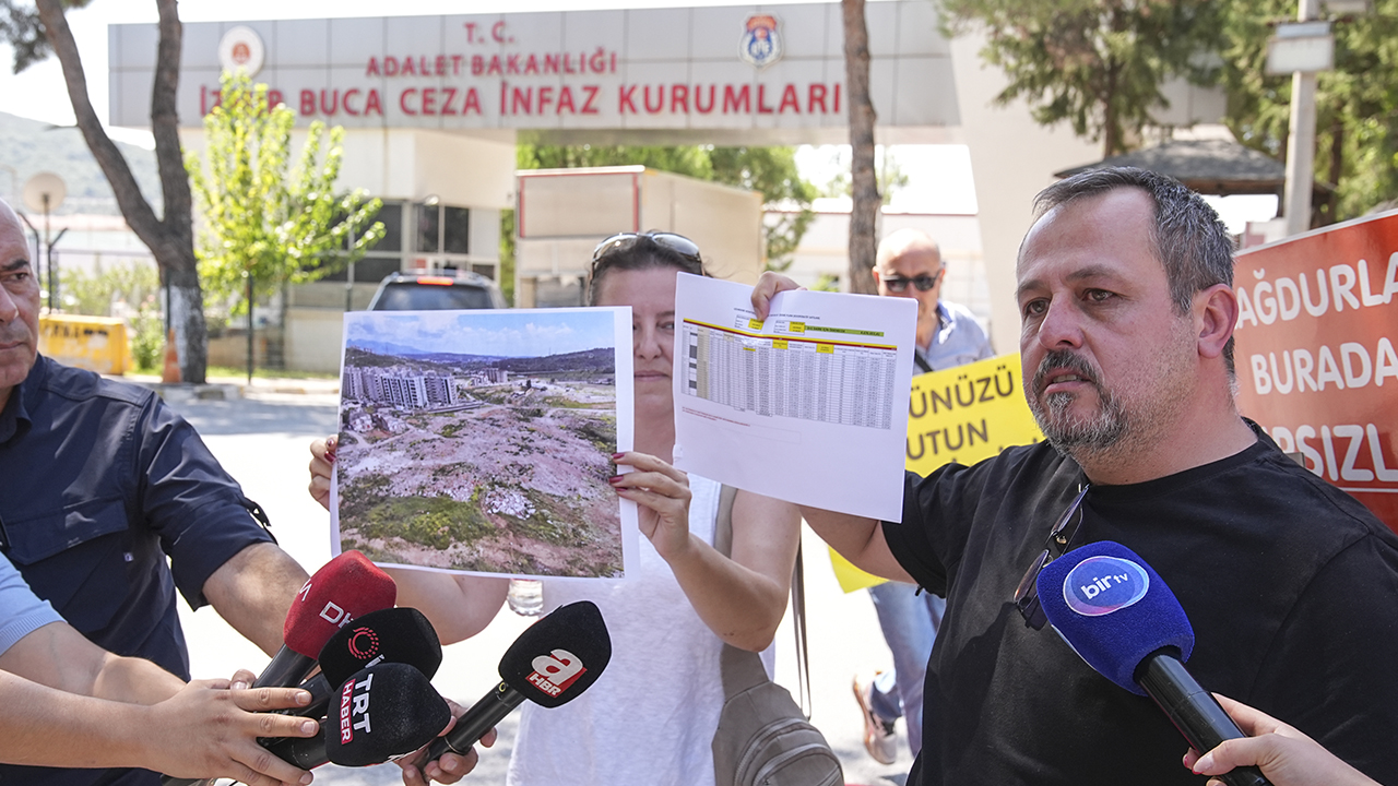Foto - İzmir Büyükşehir Belediyesi’nin konut mağdurları cezaevi önünde ‘kırmızı halılı eylem’de haykırdı: Mağdurlar burada, hırsızlar nerede?