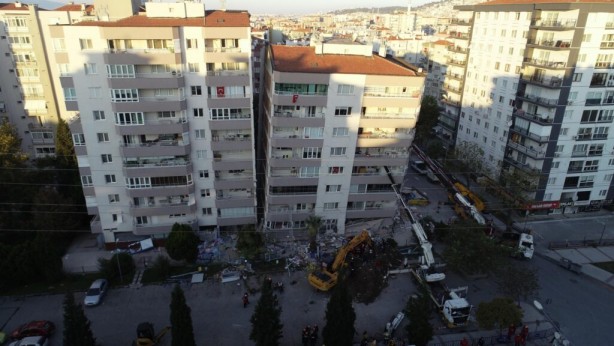 Foto - İzmir depreminde ilk 3 katı çöktü! Yan yatan bina vinçlerle böyle desteklendi