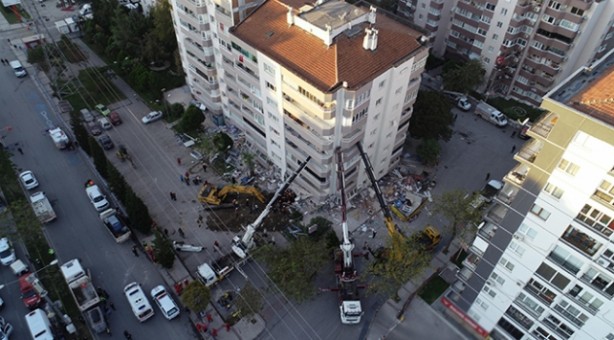 Foto - İzmir depreminde ilk 3 katı çöktü! Yan yatan bina vinçlerle böyle desteklendi