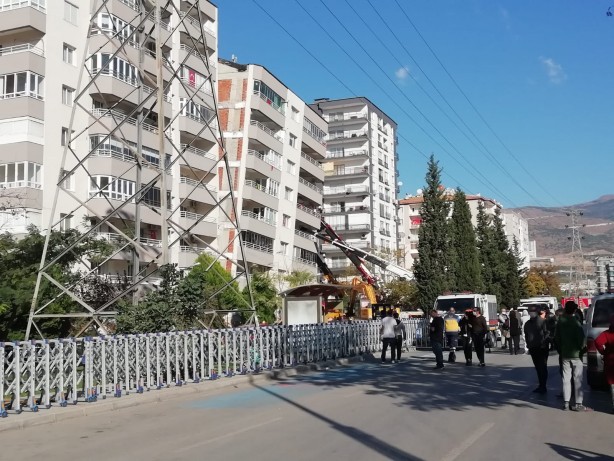 Foto - İzmir depreminde ilk 3 katı çöktü! Yan yatan bina vinçlerle böyle desteklendi
