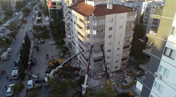 Foto - İzmir depreminde ilk 3 katı çöktü! Yan yatan bina vinçlerle böyle desteklendi