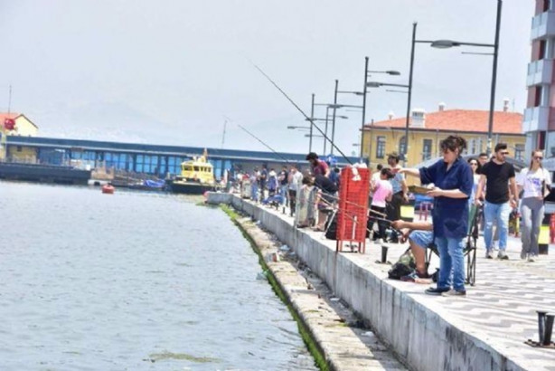 Foto - İzmir Kordon boyu pislik içinde!