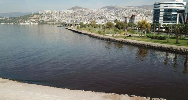 Foto - İzmir Körfezi kırmızıya büründü! Uzmanlar uyardı!