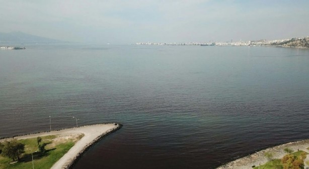 Foto - İzmir Körfezi kırmızıya büründü! Uzmanlar uyardı!