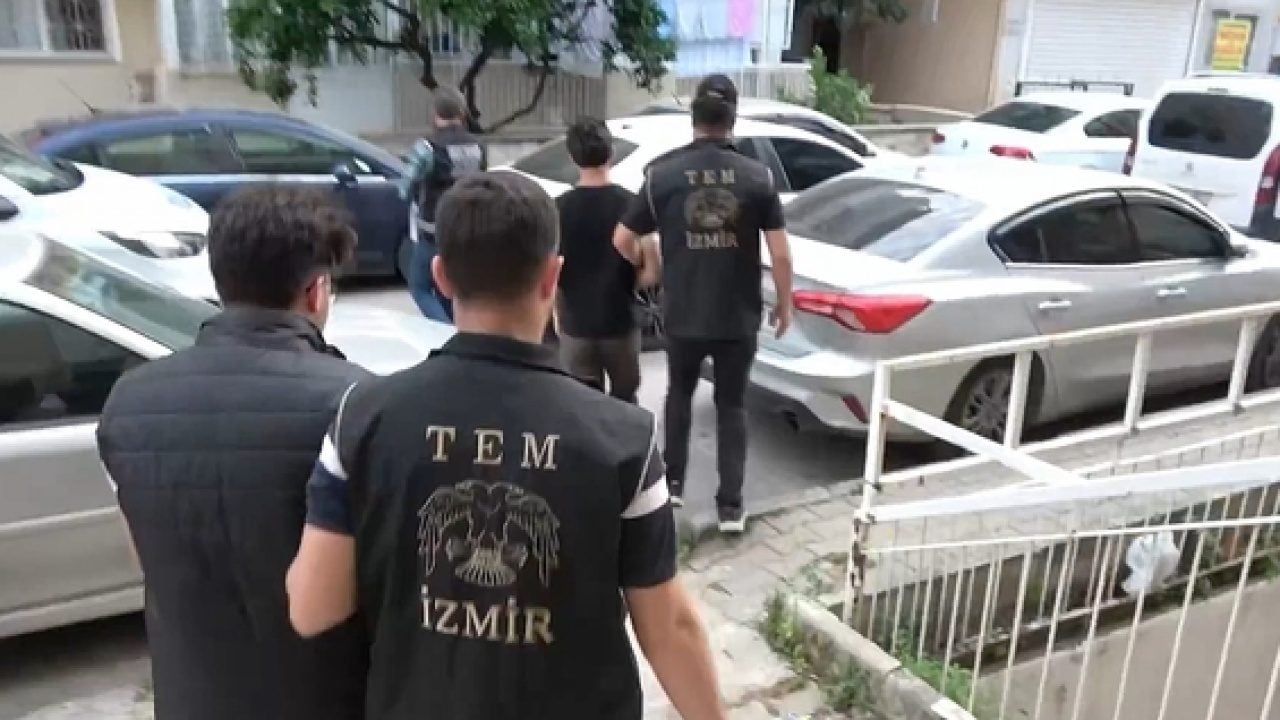 Foto - İzmir merkezli 4 ilde operasyon! FETÖ’nün hücre yapılanmasına ağır darbe: 21 militan kıskıvrak yakalandı
