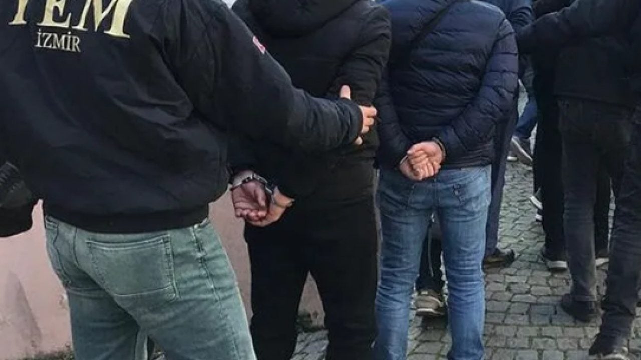 Foto - İzmir merkezli 4 ilde operasyon! FETÖ’nün hücre yapılanmasına ağır darbe: 21 militan kıskıvrak yakalandı