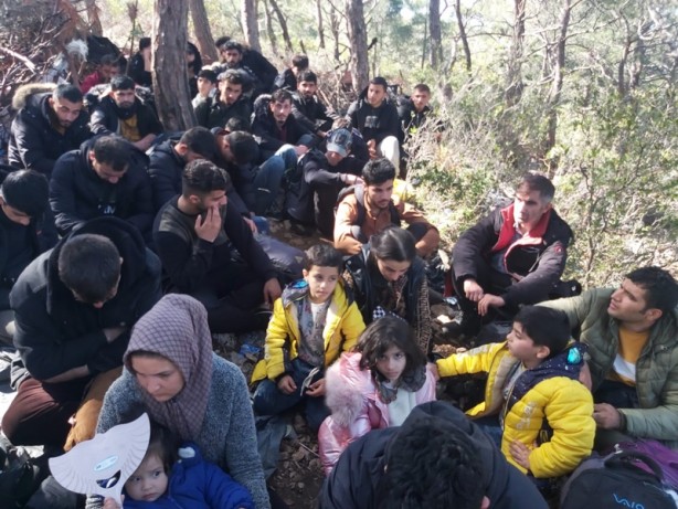 Foto - İzmir'de 12 göçmen kaçakçısı ile 89 düzensiz göçmen yakalandı