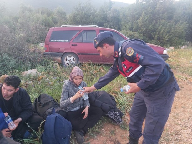 Foto - İzmir'de 12 göçmen kaçakçısı ile 89 düzensiz göçmen yakalandı