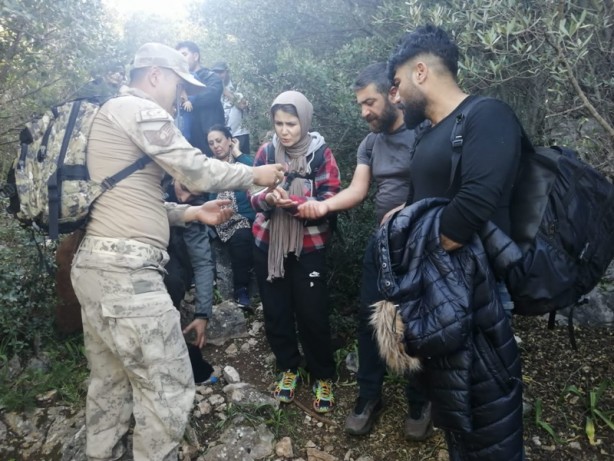 Foto - İzmir'de 12 göçmen kaçakçısı ile 89 düzensiz göçmen yakalandı