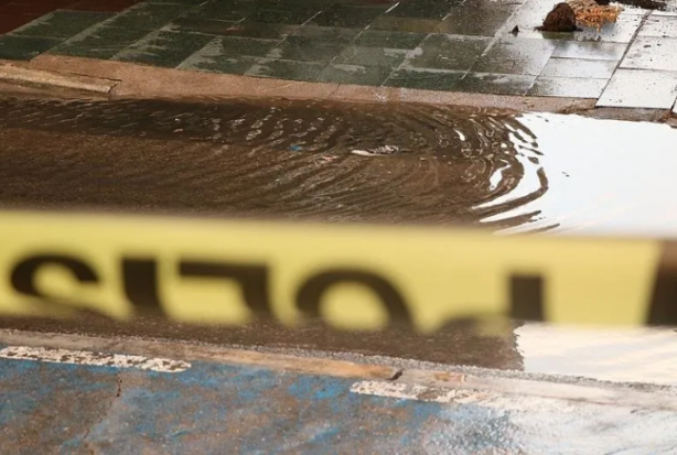 Foto - İzmir'de 2 kişinin hayatını kaybettiği olayda İZSU iddiası! Ölümlerin sebebi elektrik hattının üzerine konulan rögar kapakları mı?