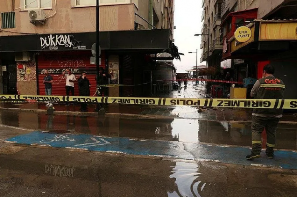 Foto - İzmir'de 2 kişinin hayatını kaybettiği olayda İZSU iddiası! Ölümlerin sebebi elektrik hattının üzerine konulan rögar kapakları mı?