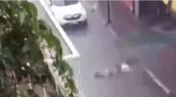 Foto - İzmir'de 2 kişinin hayatını kaybettiği olayda İZSU iddiası! Ölümlerin sebebi elektrik hattının üzerine konulan rögar kapakları mı?