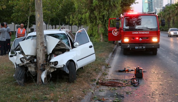 Foto - İzmir'de ağaca çarpan otomobilin sürücüsü öldü