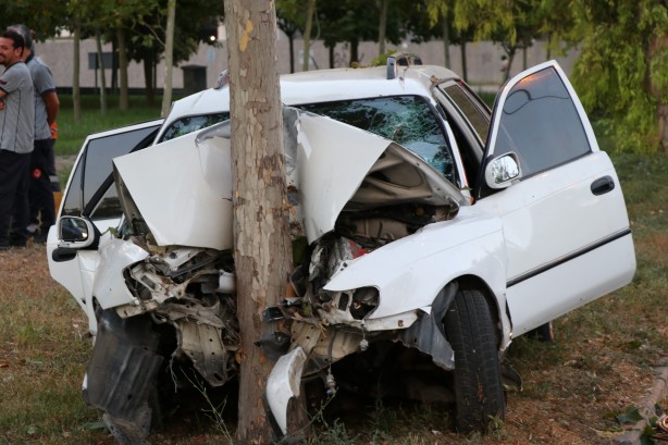 Foto - İzmir'de ağaca çarpan otomobilin sürücüsü öldü