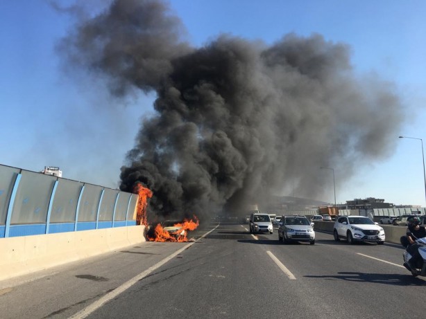 Foto - İzmir'de bir otomobil cayır cayır yandı