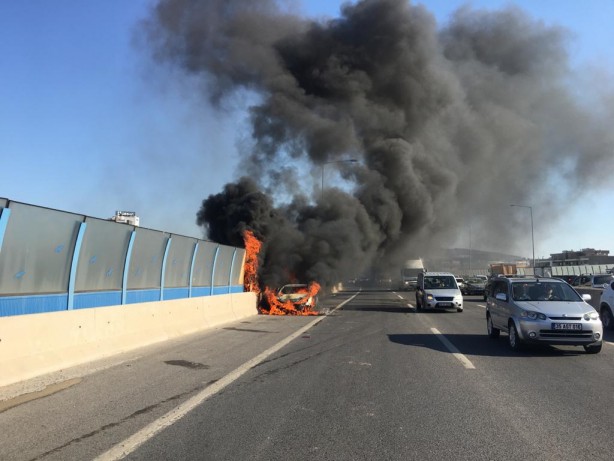Foto - İzmir'de bir otomobil cayır cayır yandı