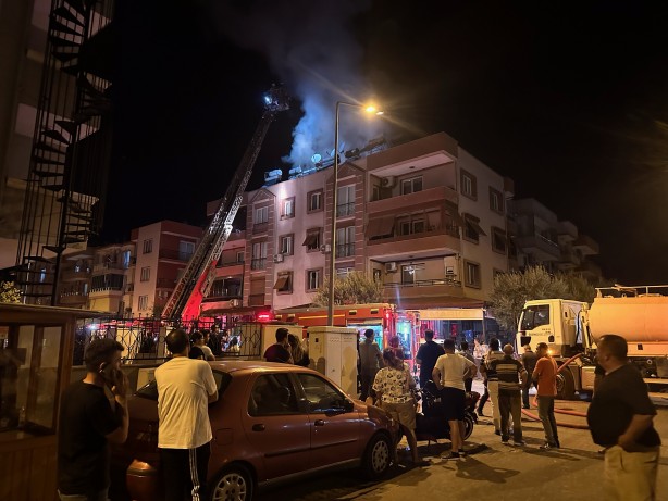 Foto - İzmir’de çatı katında yangın!