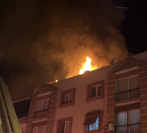 Foto - İzmir’de çatı katında yangın!