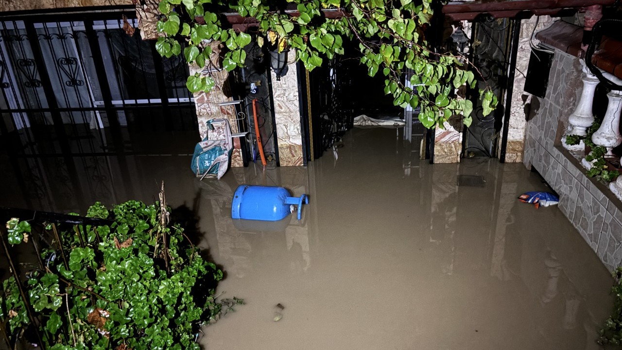 İzmir’de CHP’den büyük hizmet: Sokakları dolduran çöpleri sel sularına temizlettiler!