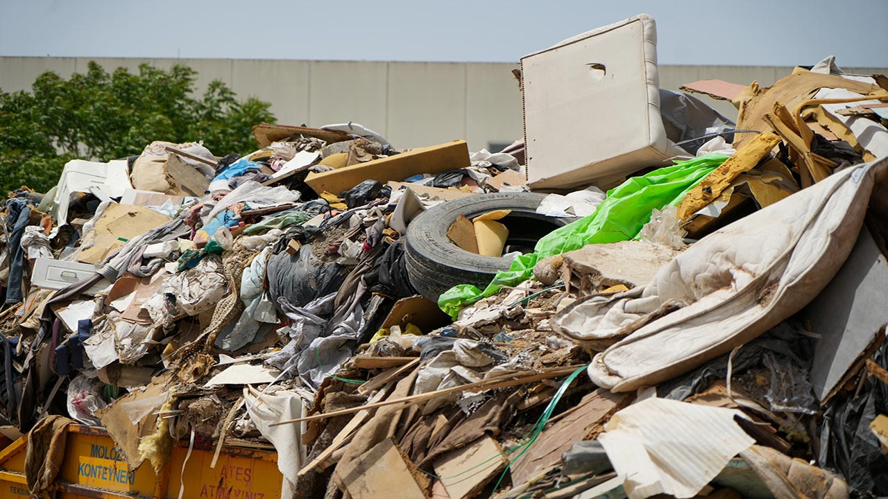 Foto - İzmir'de CHP'li belediyeden rezalet: yeşil alan çöplüğe döndü