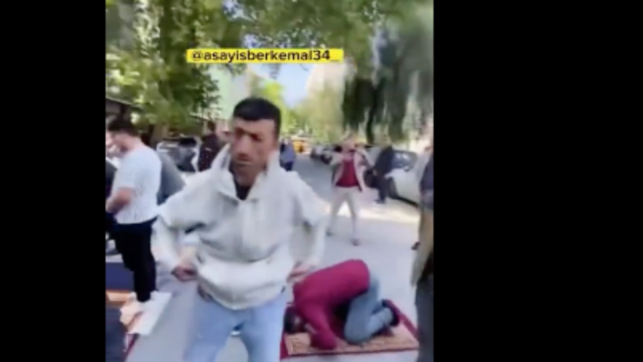 Foto - İzmir’de cuma namazı sırasında büyük skandal! Şu rezalete bakın hele