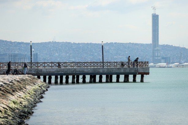 Foto - İzmir'de deniz çekildi
