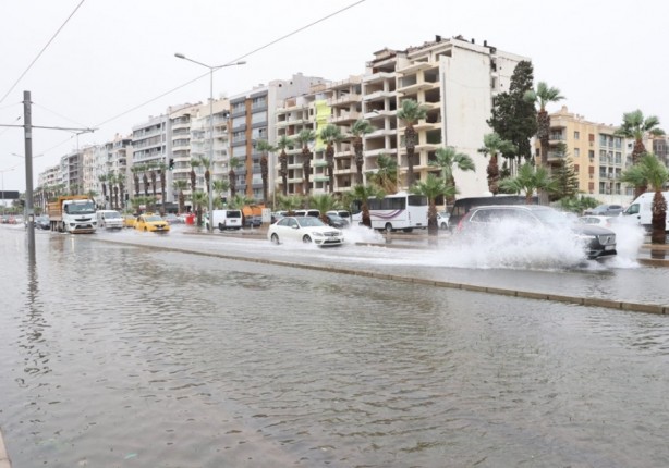 Foto - İzmir'de deniz taştı! Yollar göle döndü